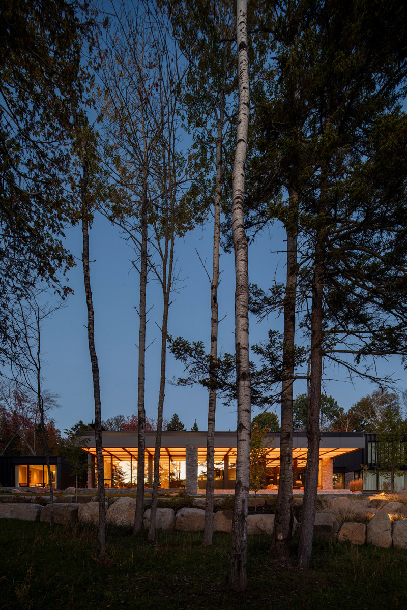 Dom, kt&oacute;ry czerpie z wyjątkowego położenia i malowniczego krajobrazu