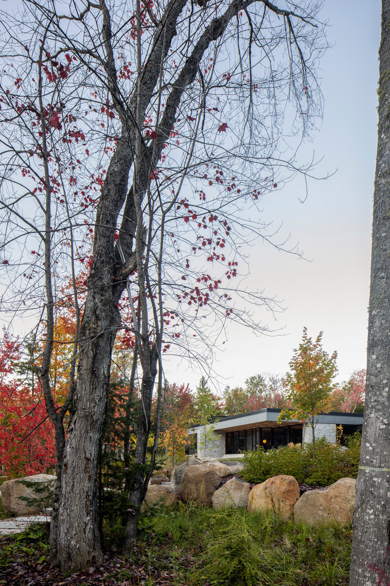 Dom, kt&oacute;ry czerpie z wyjątkowego położenia i malowniczego krajobrazu