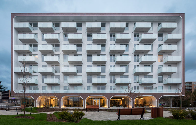 Powściągliwy i ekspresyjny budynek mieszkalny w Kanadzie