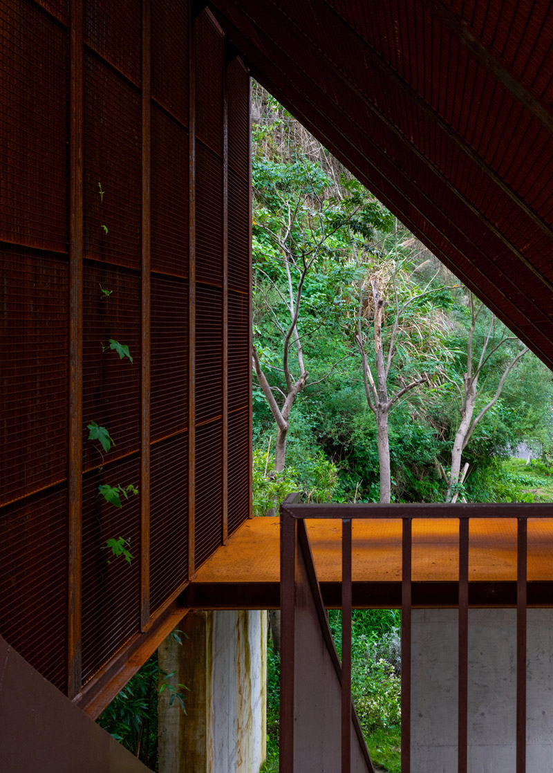 Stalowe pawilony w malowniczo położonej dolinie