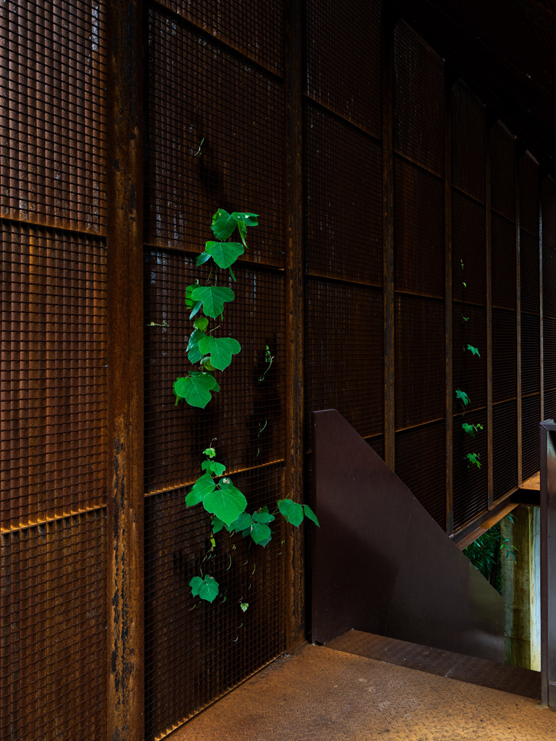 Stalowe pawilony w malowniczo położonej dolinie