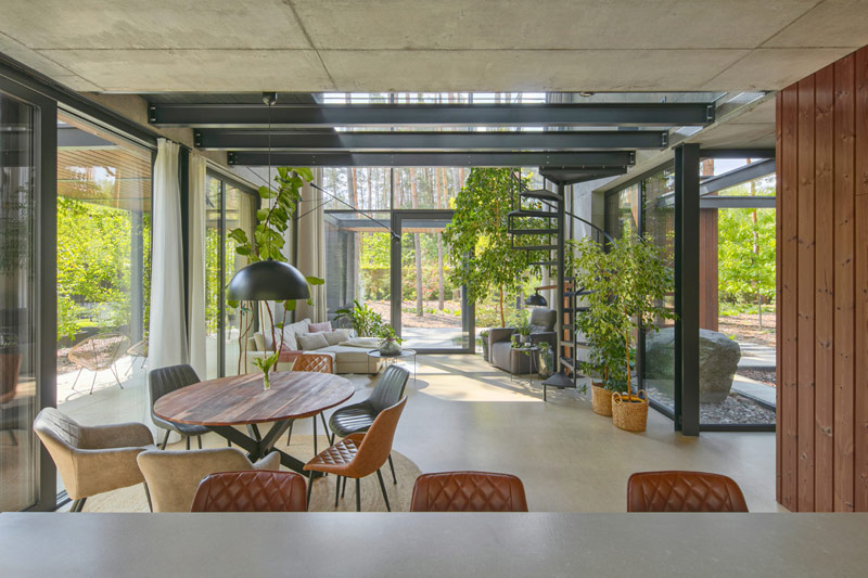 Wsp&oacute;łczesny dom wtopiony w leśny krajobraz