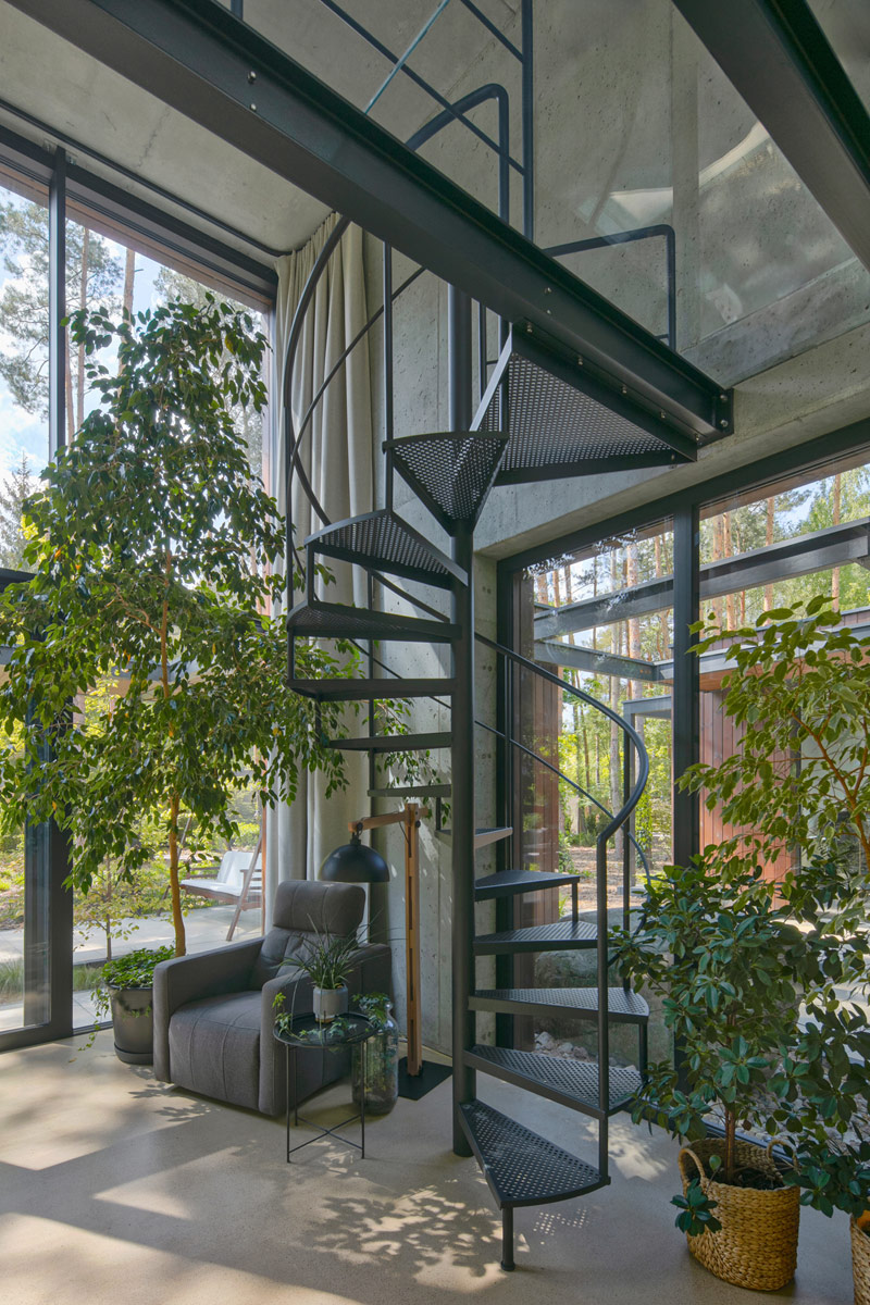 Wsp&oacute;łczesny dom wtopiony w leśny krajobraz