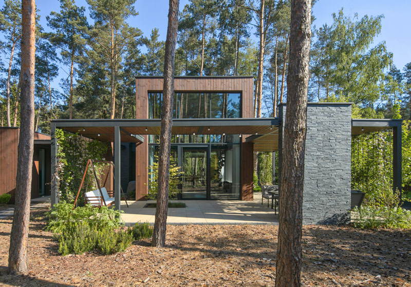 Wsp&oacute;łczesny dom wtopiony w leśny krajobraz