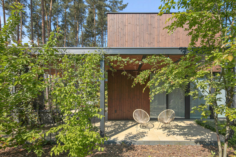 Wsp&oacute;łczesny dom wtopiony w leśny krajobraz