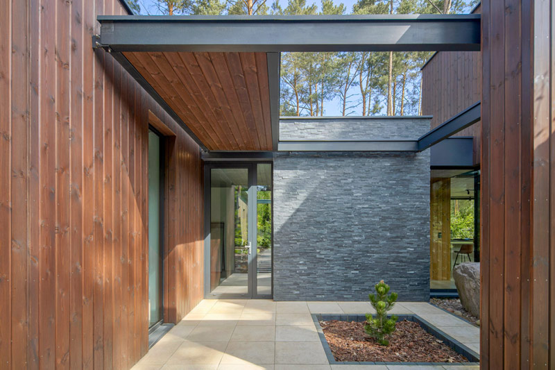 Wsp&oacute;łczesny dom wtopiony w leśny krajobraz