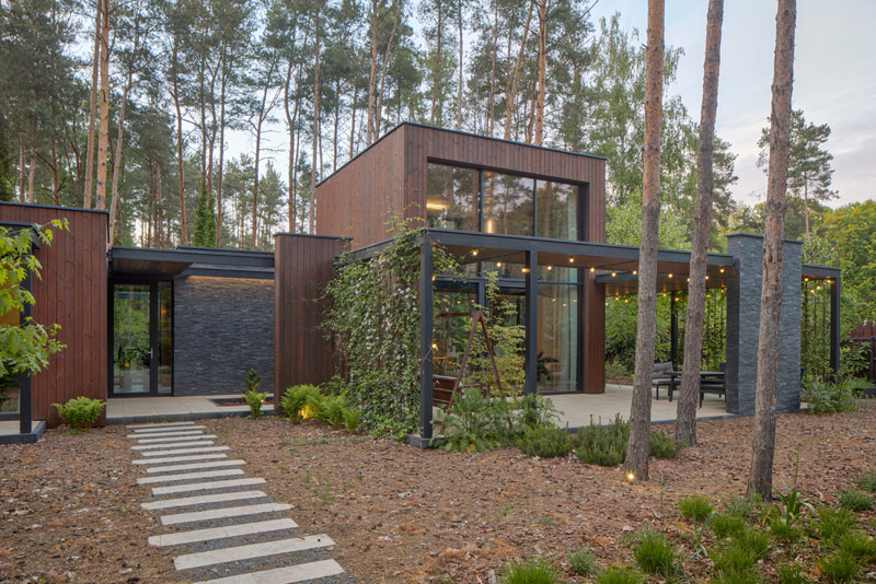 Wsp&oacute;łczesny dom wtopiony w leśny krajobraz