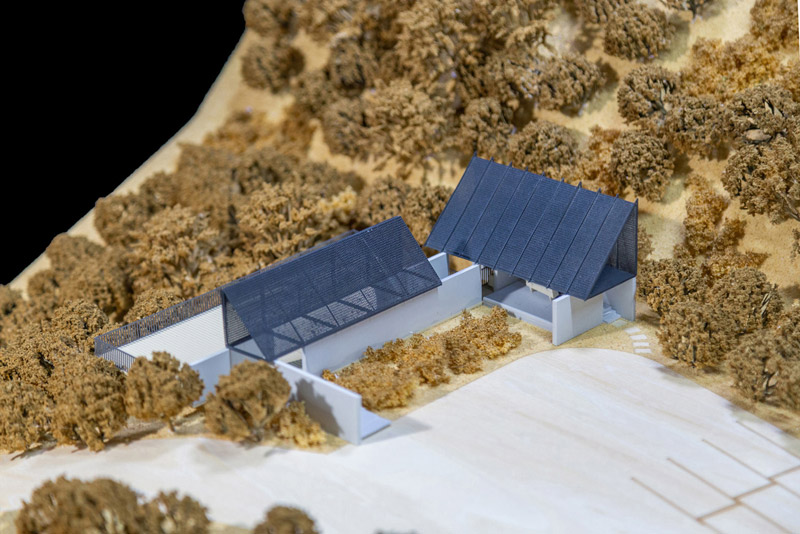 Stalowe pawilony w malowniczo położonej dolinie