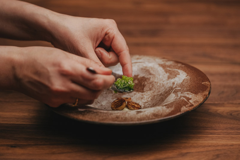 Unikalna, pływająca restauracja w otoczeniu g&oacute;r i lodowc&oacute;w