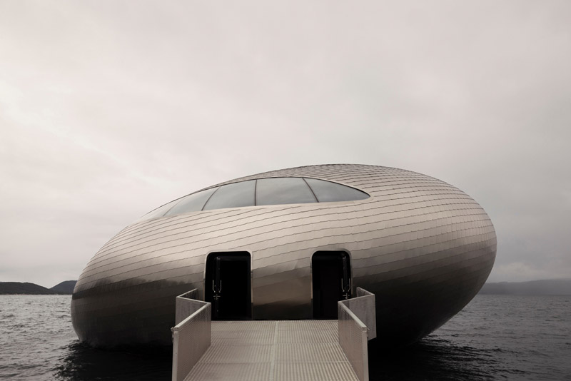 Unikalna, pływająca restauracja w otoczeniu g&oacute;r i lodowc&oacute;w