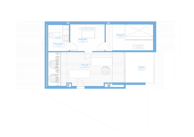 Przebudowa bliźniaka w odcieniach bieli i drewna