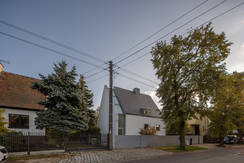 Przebudowa niewielkiego domu na urokliwej działce