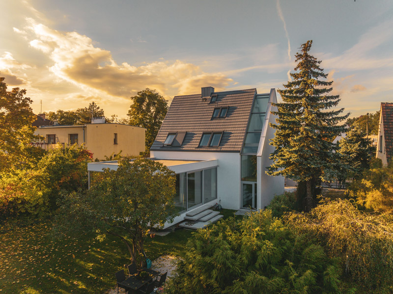Przebudowa niewielkiego domu na urokliwej działce