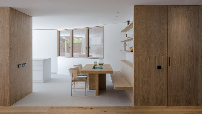 Przebudowa bliźniaka w odcieniach bieli i drewna