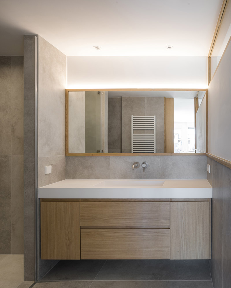 Przebudowa bliźniaka w odcieniach bieli i drewna