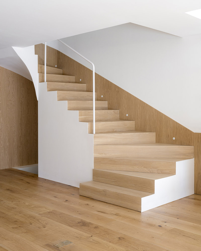 Przebudowa bliźniaka w odcieniach bieli i drewna