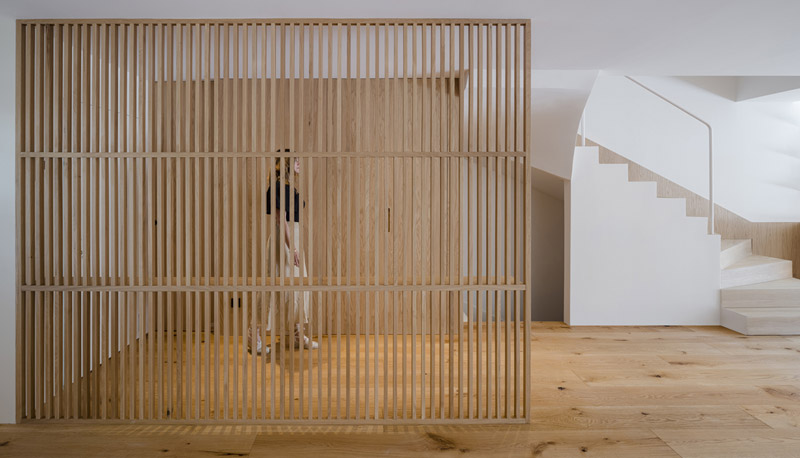 Przebudowa bliźniaka w odcieniach bieli i drewna