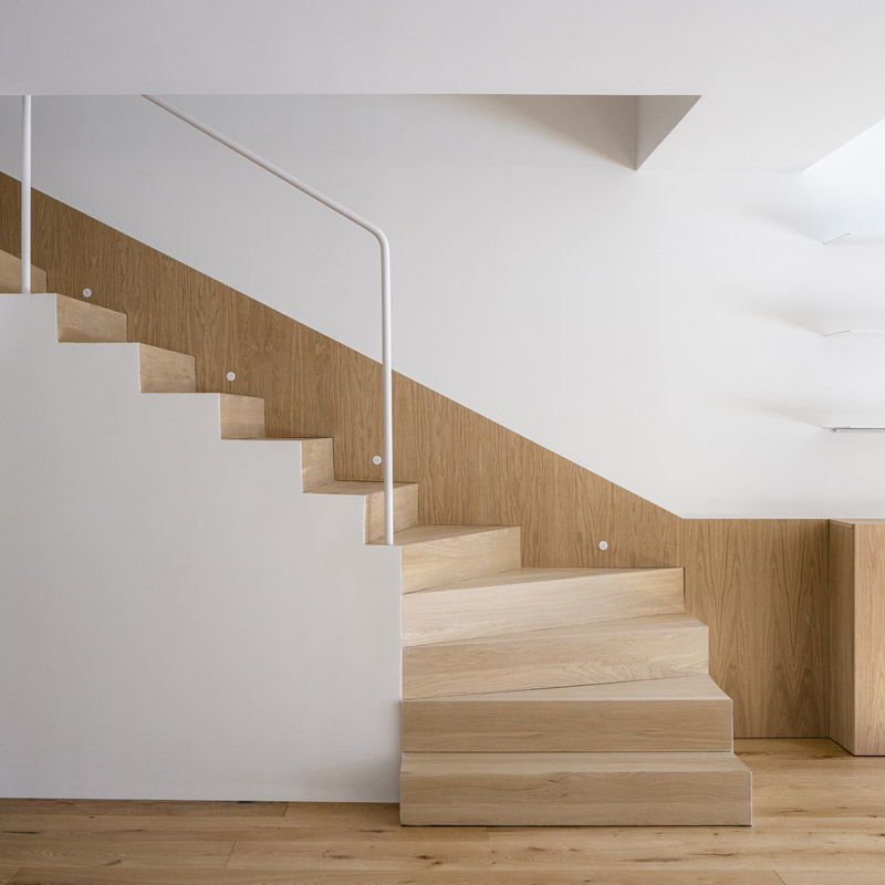 Przebudowa bliźniaka w odcieniach bieli i drewna