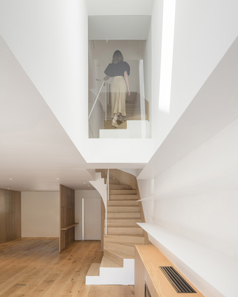 Przebudowa bliźniaka w odcieniach bieli i drewna