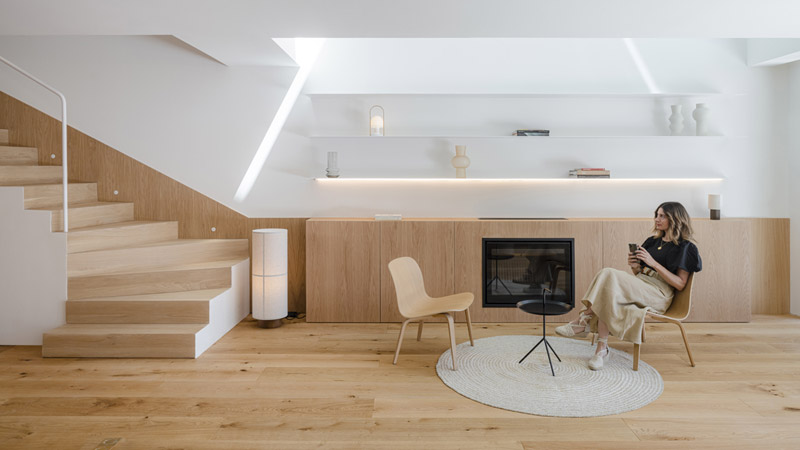 Przebudowa bliźniaka w odcieniach bieli i drewna