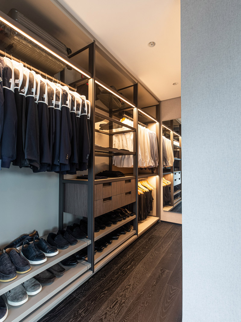 Minimalistyczny apartament wypełniony sztuką