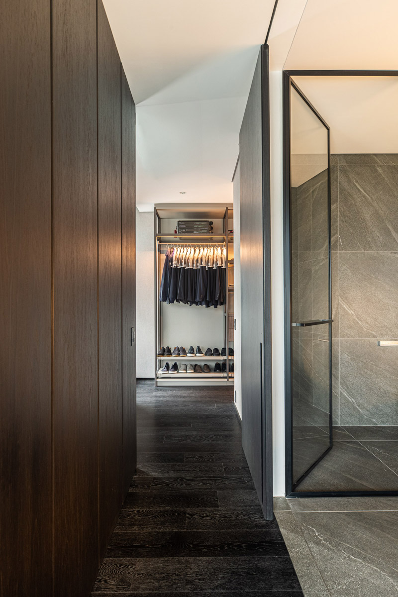 Minimalistyczny apartament wypełniony sztuką