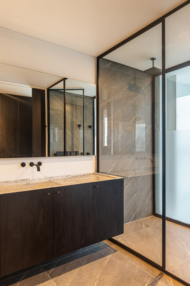 Minimalistyczny apartament wypełniony sztuką