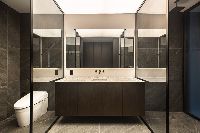 Minimalistyczny apartament wypełniony sztuką