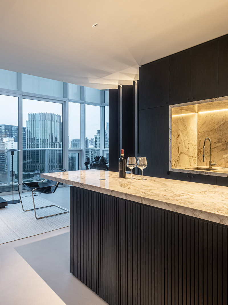 Minimalistyczny apartament wypełniony sztuką