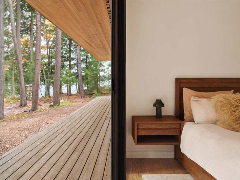 Dom nad jeziorem. Całoroczna przystań dla pary kochającej naturę.