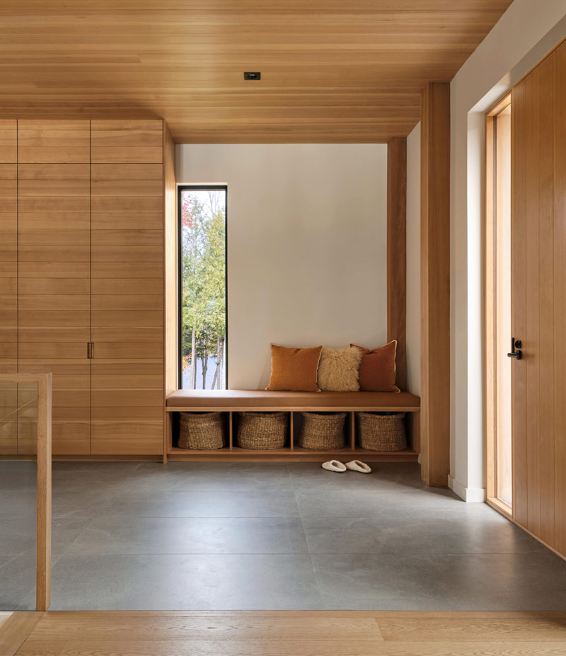 Dom nad jeziorem. Całoroczna przystań dla pary kochającej naturę.