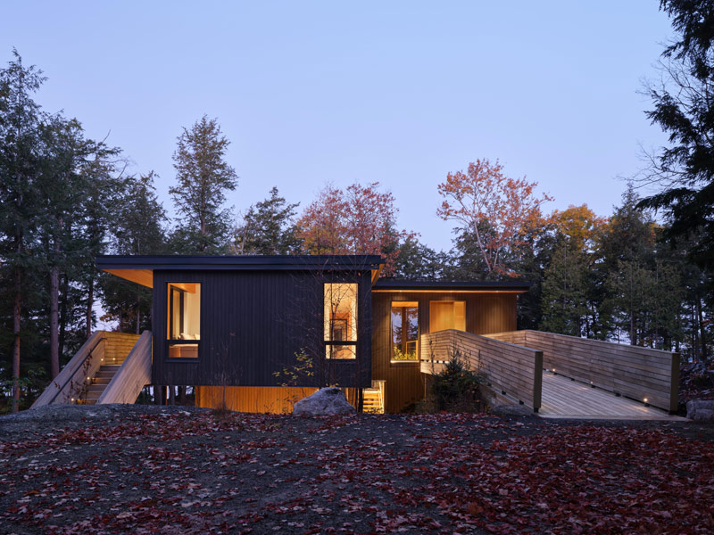 Dom nad jeziorem. Całoroczna przystań dla pary kochającej naturę.