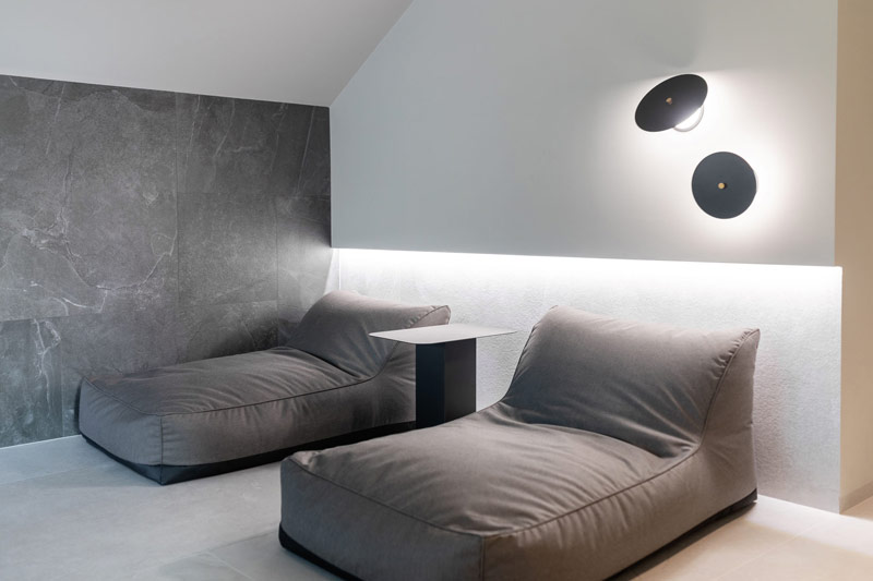 Luksusowy dom z basenem przy salonie. Aranżacja w rytmie quiet luxury