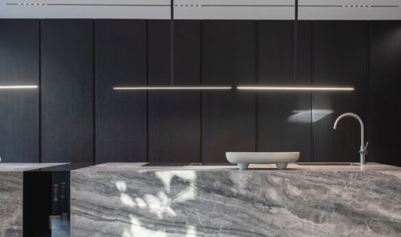 Luksusowy dom z basenem przy salonie. Aranżacja w rytmie quiet luxury