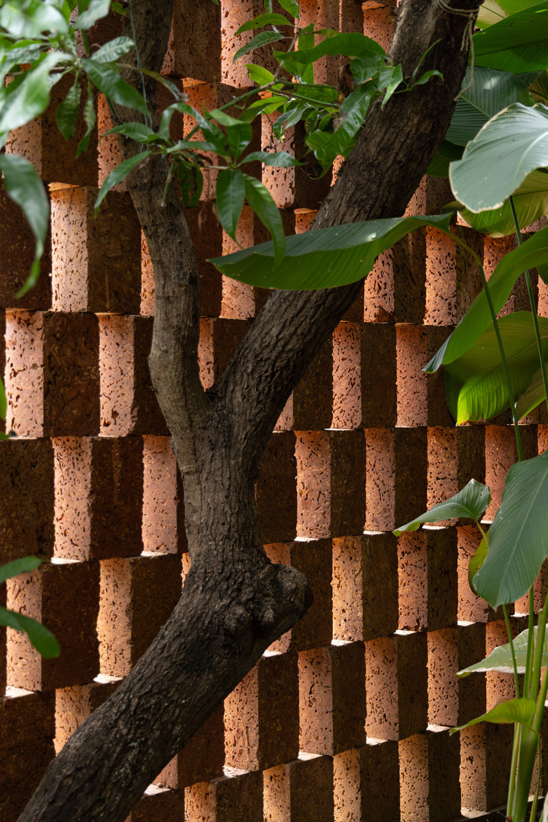 Dom w Kannur – prostota i powściągliwość w harmonii z naturalnym otoczeniem