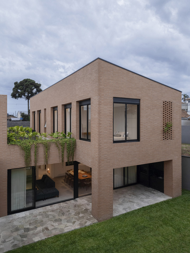 Ceramiczny dom dla 4-pokoleniowej rodziny w Brazylii