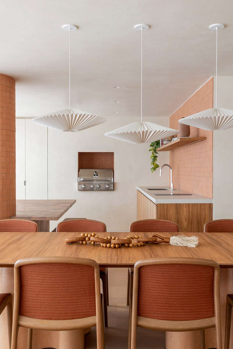 Wnętrze apartamentu z akcentami z terakoty