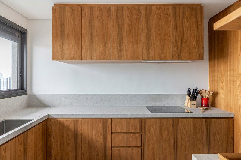 Wnętrze apartamentu z akcentami z terakoty