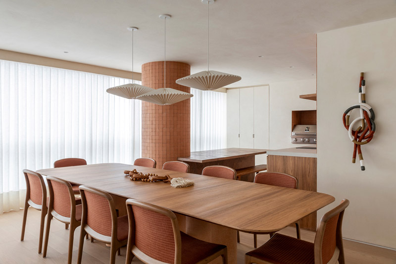 Wnętrze apartamentu z akcentami z terakoty
