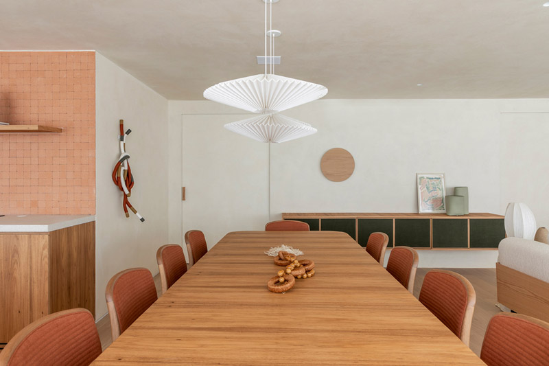 Wnętrze apartamentu z akcentami z terakoty