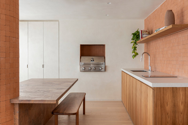 Wnętrze apartamentu z akcentami z terakoty