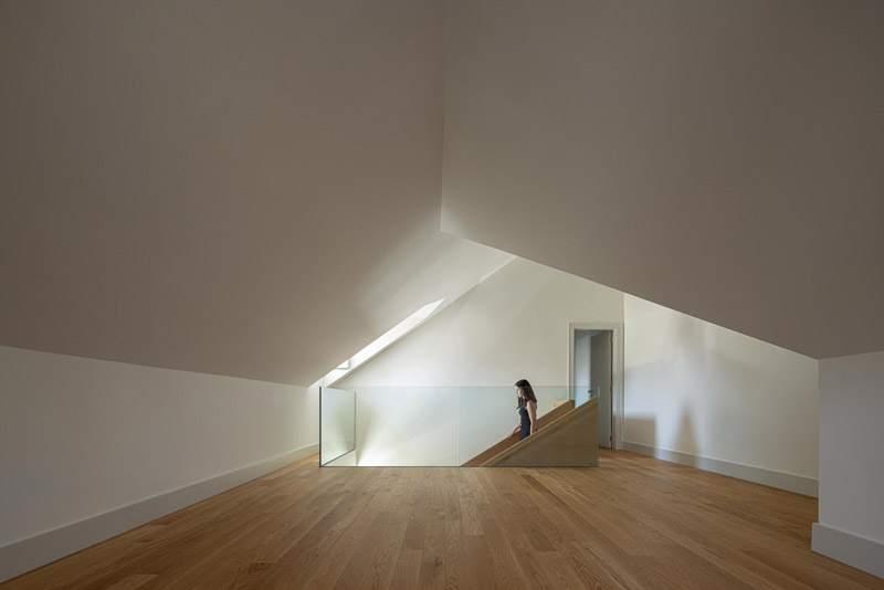 Wsp&oacute;łczesna architektura z zabytkową willą w tle