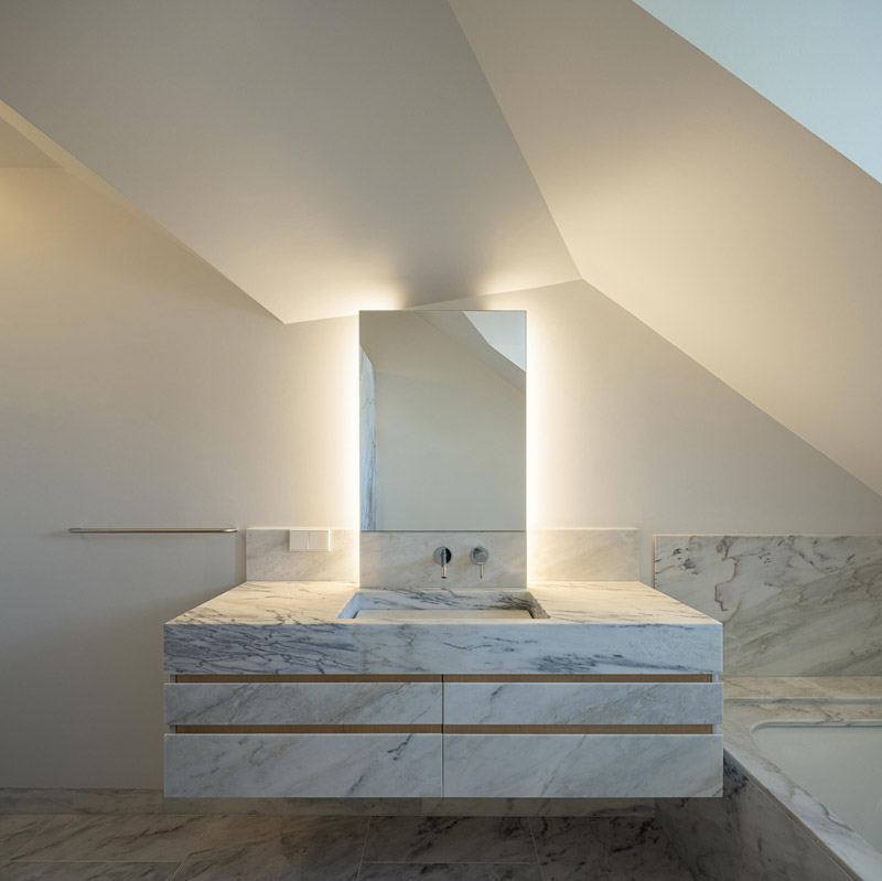 Wsp&oacute;łczesna architektura z zabytkową willą w tle