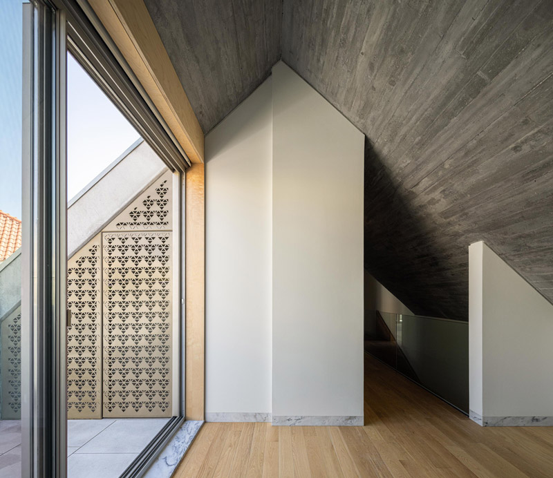 Wsp&oacute;łczesna architektura z zabytkową willą w tle
