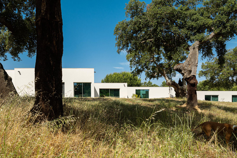Minimalistyczny, prosty dom w krajobrazie Alentejo