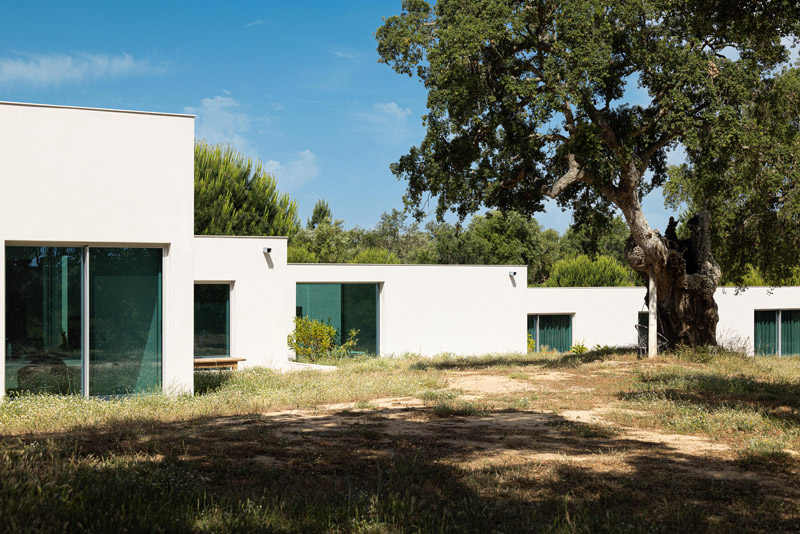 Minimalistyczny, prosty dom w krajobrazie Alentejo