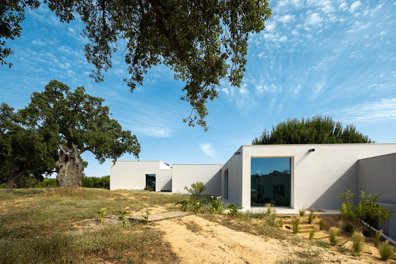 Minimalistyczny, prosty dom w krajobrazie Alentejo