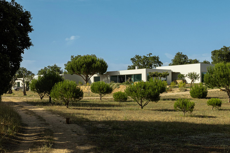 Minimalistyczny, prosty dom w krajobrazie Alentejo