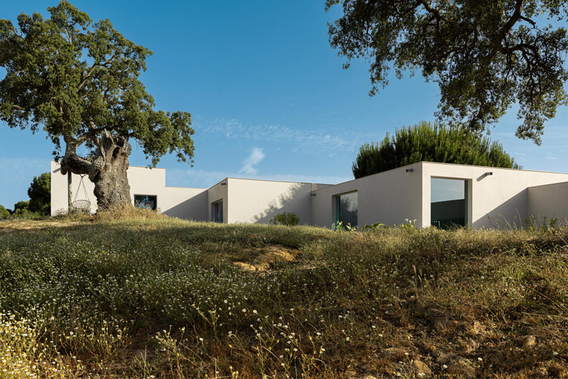 Minimalistyczny, prosty dom w krajobrazie Alentejo