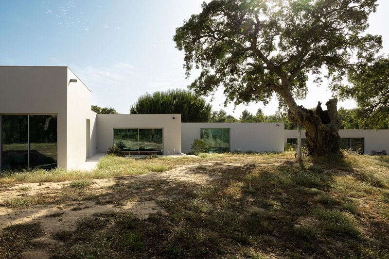 Minimalistyczny, prosty dom w krajobrazie Alentejo